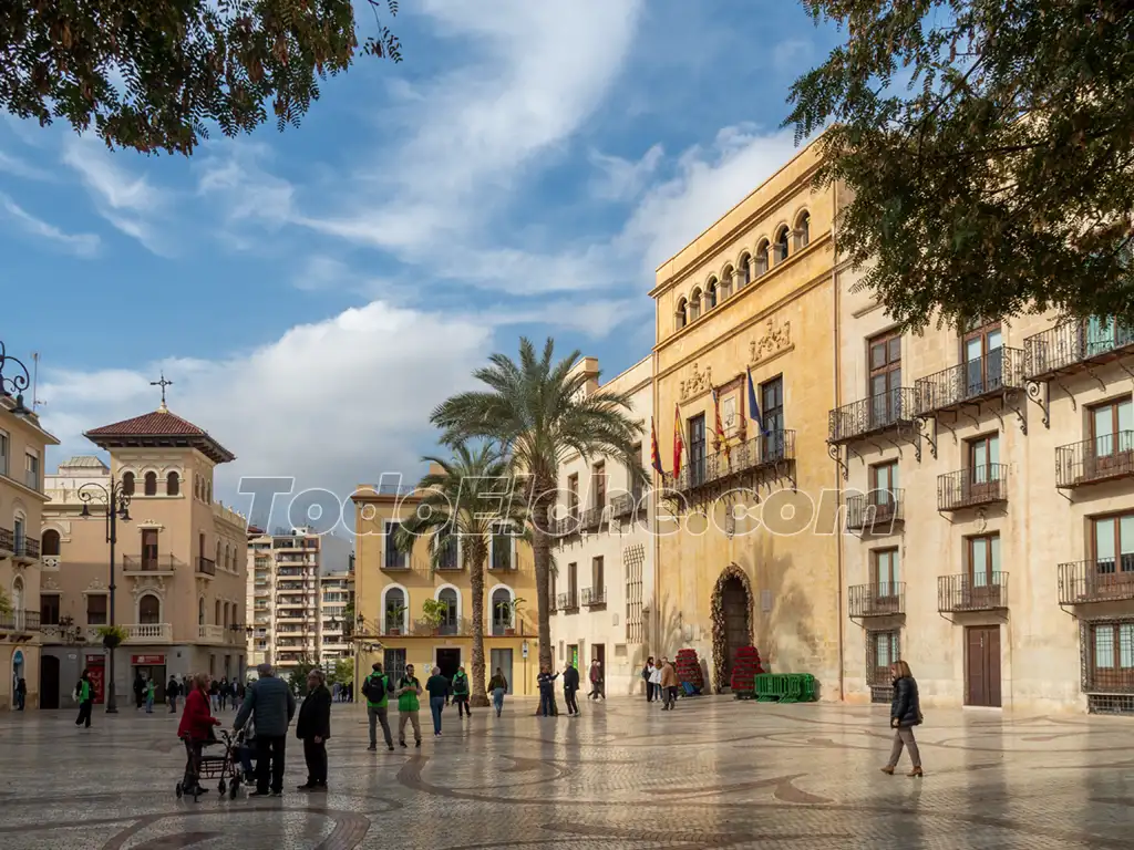 Plaça de Baix y Ayuntamiento de Elche